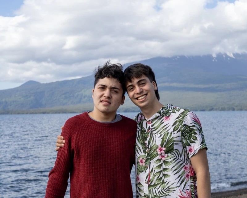 Carlos y Francisco abrazados frente a un lago en el sur de Chile